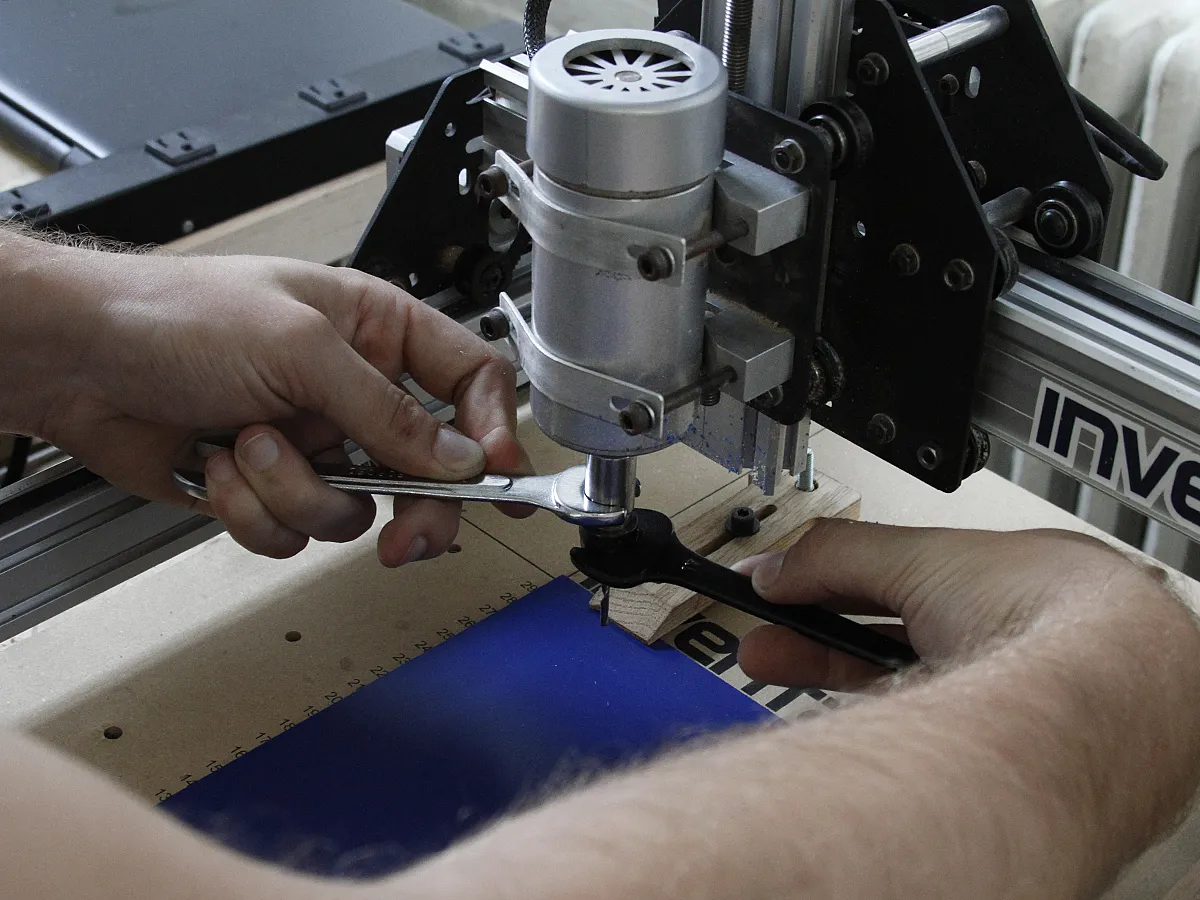 Simple Sign — Step 2: Install your bit (image 5)