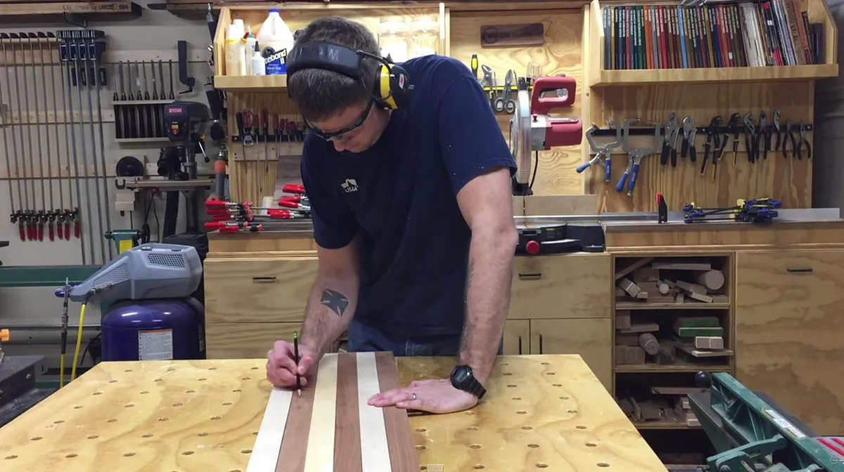 American Flag Coin Rack — Assemble the second panel (image 2)