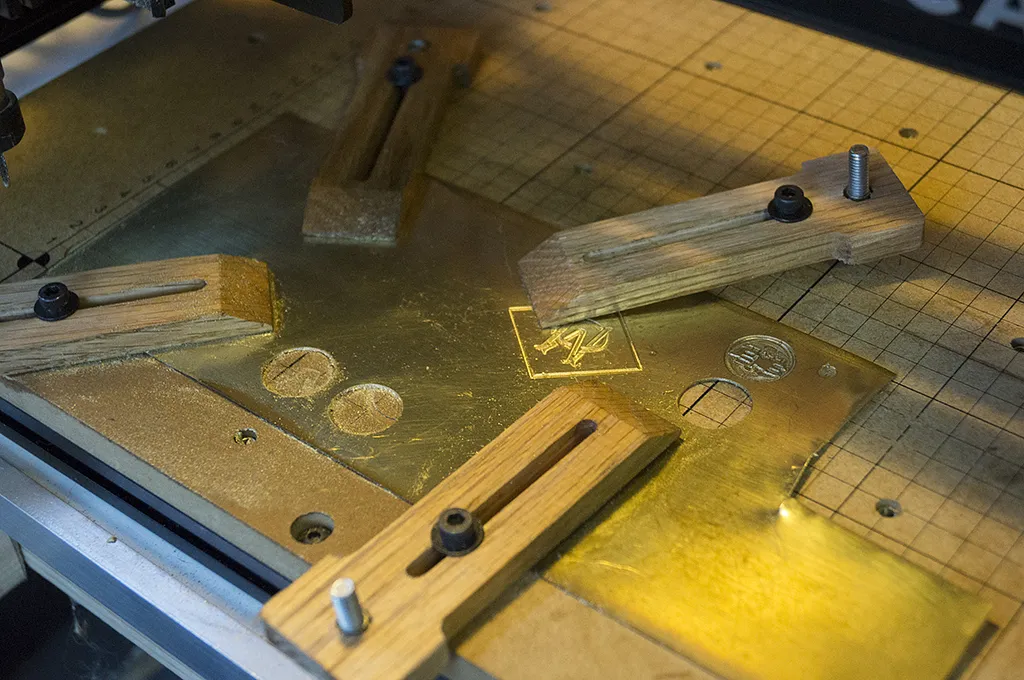 Brass Pin "Solar Travel" — Clamp your material