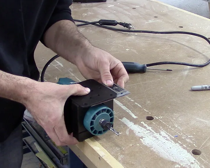 Spindle mount — Square clamps to the mounting bracket and drill holes. (image 2)