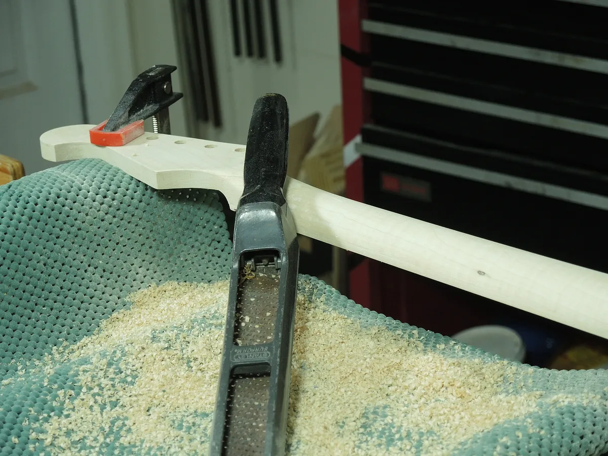Electric Guitar — Shape the Neck
