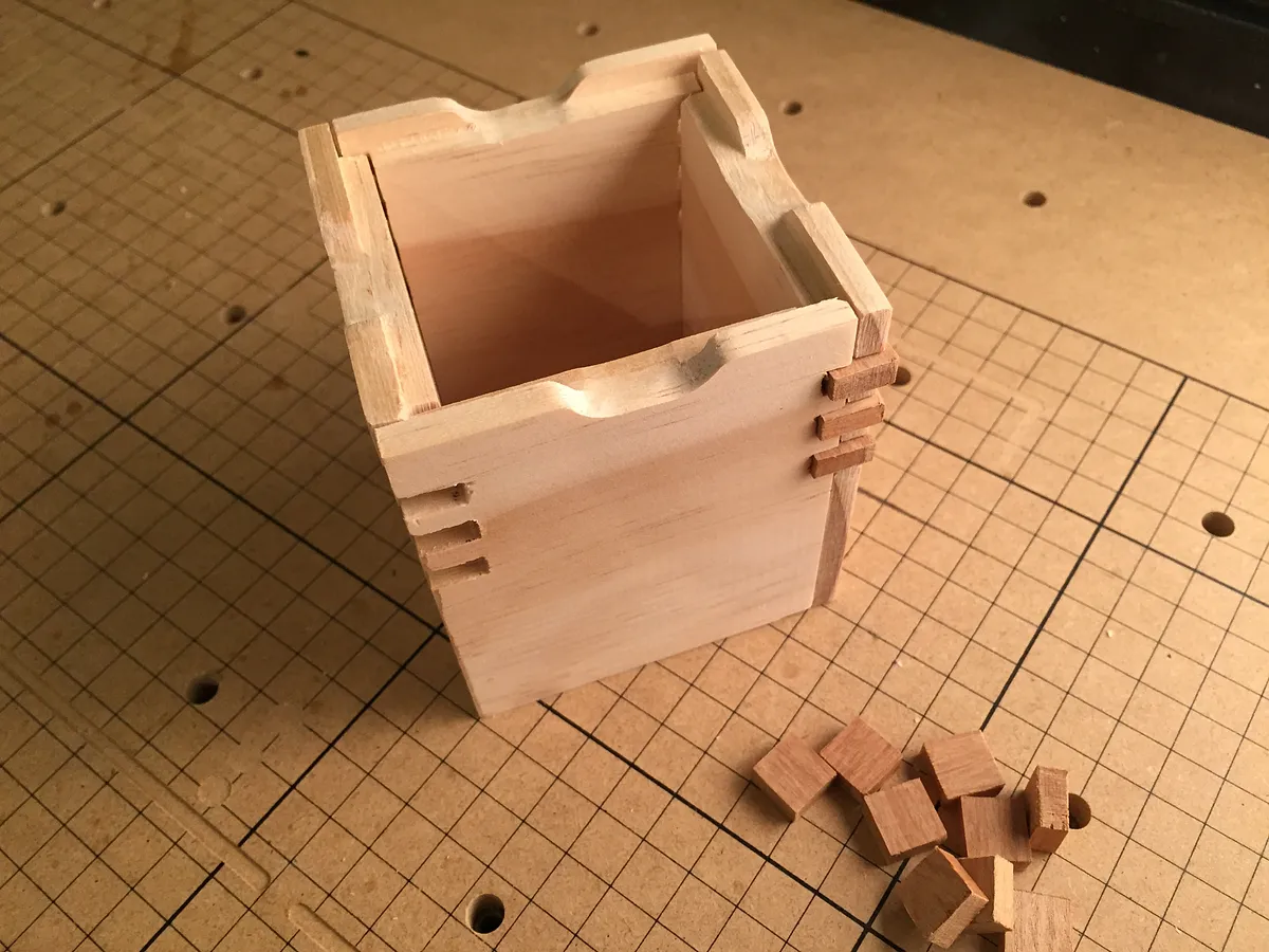 Box with Spline Joints — Assemble (image 6)