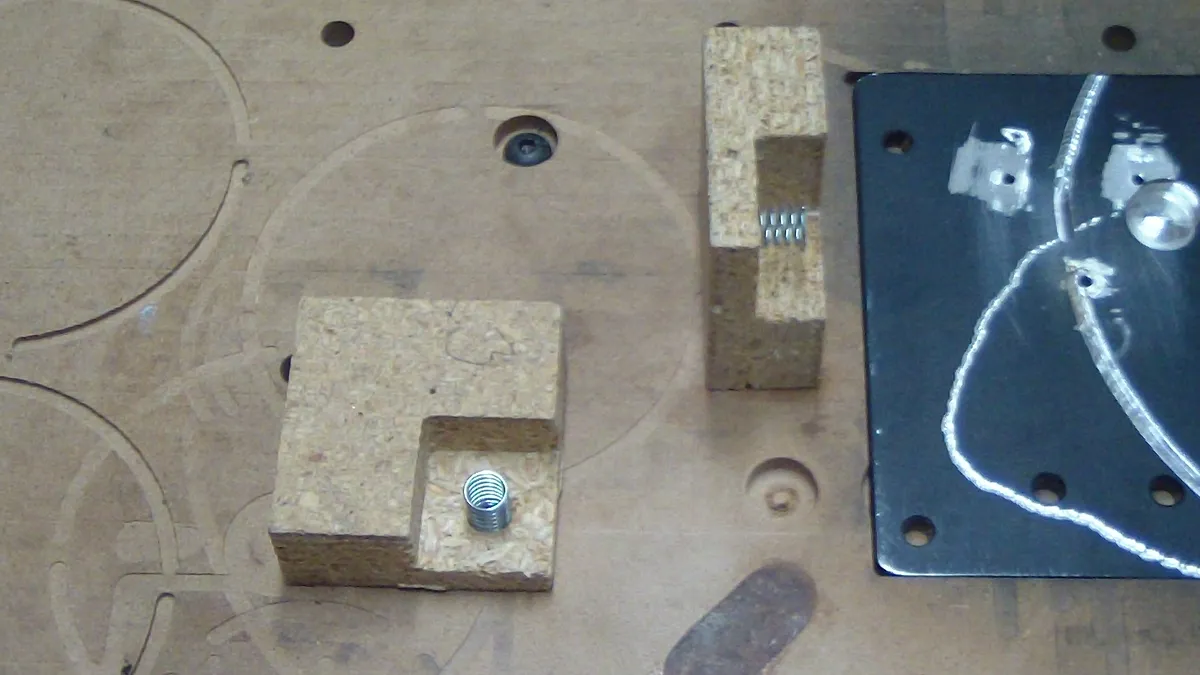 spring mounts for glass - image 1