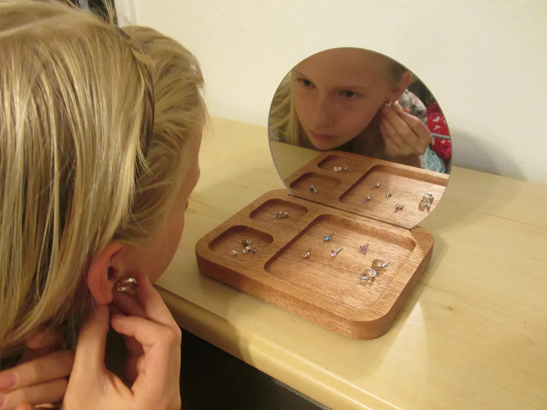 MWP Magnetic Jewelry Holder with Mirror - image 4