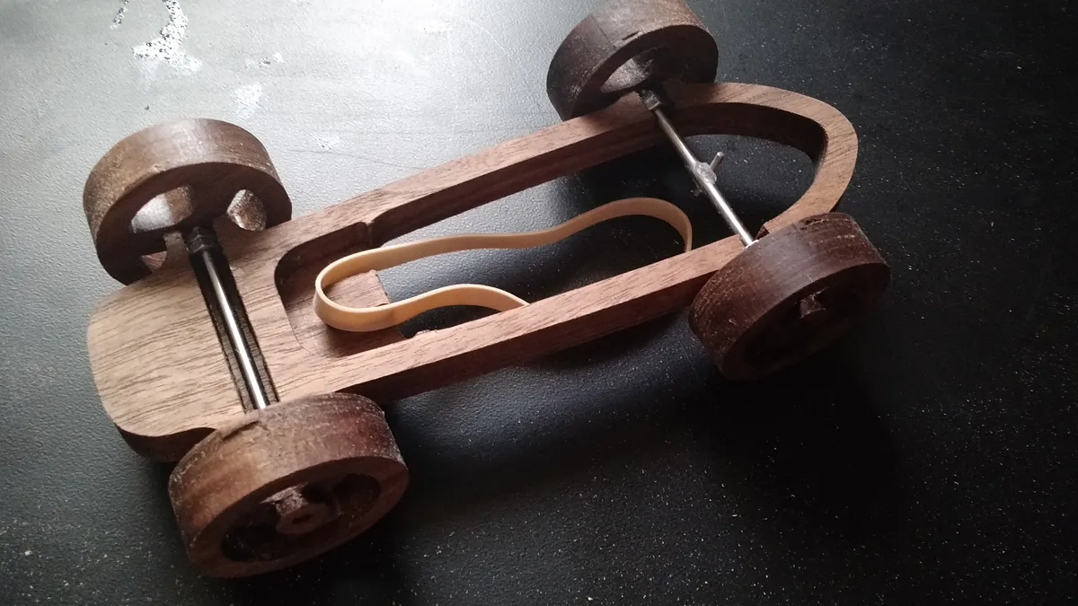 Rubber Band Racer — Assembly (image 3)
