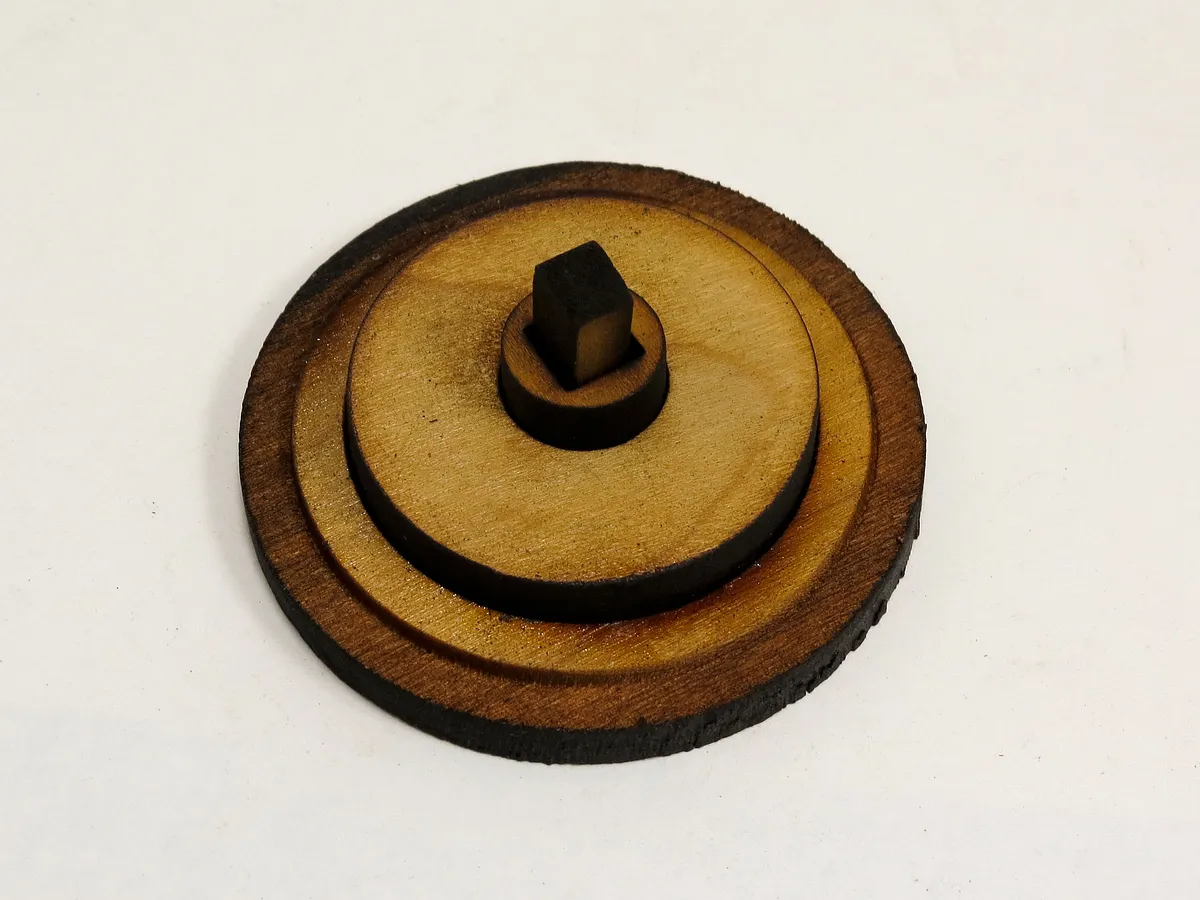 Flatpack Yo-yo — Glue the axle 