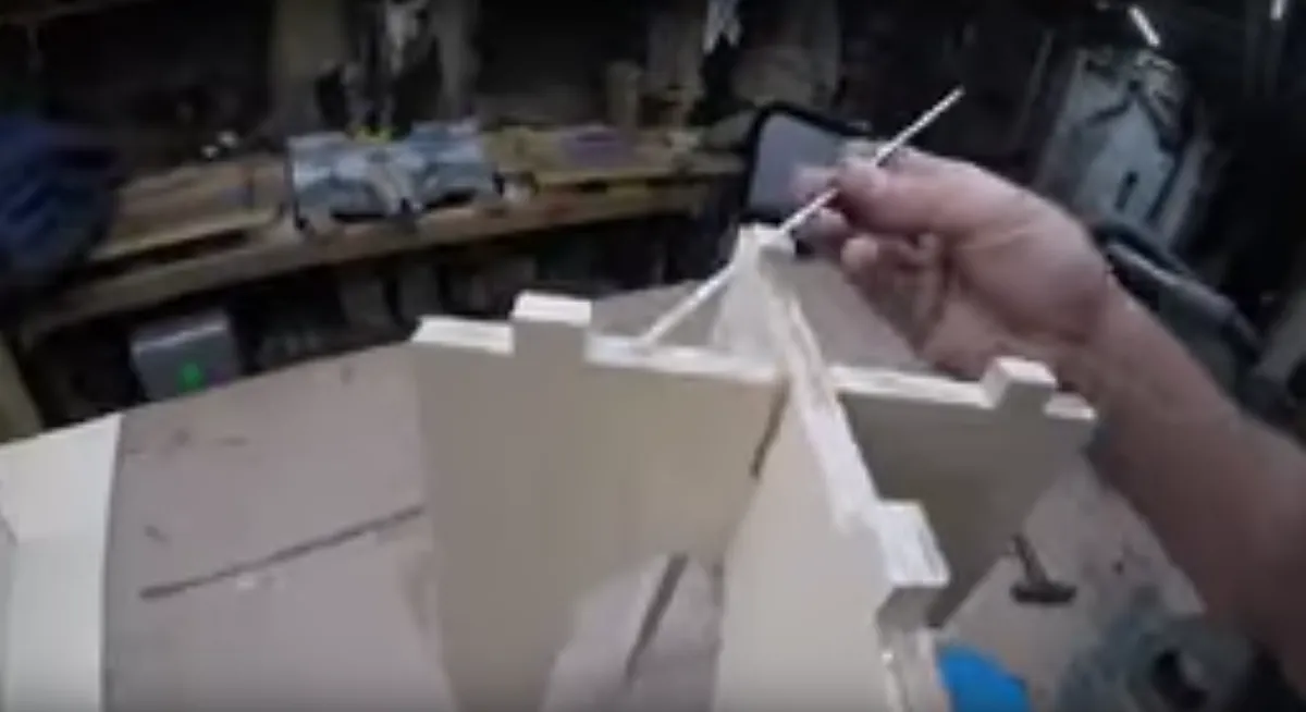 DIRESTA Wood Stool  — Apply glue to the joints (image 2)
