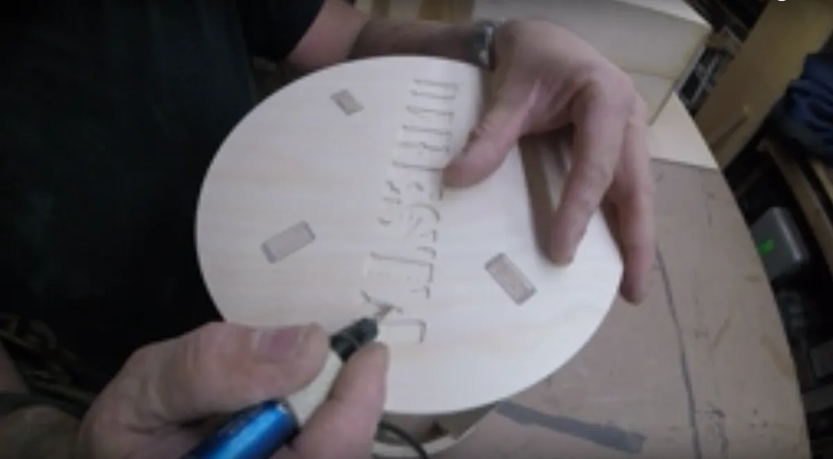 DIRESTA Wood Stool  — Fix the thin side of the 'A' in DIRESTA (image 2)