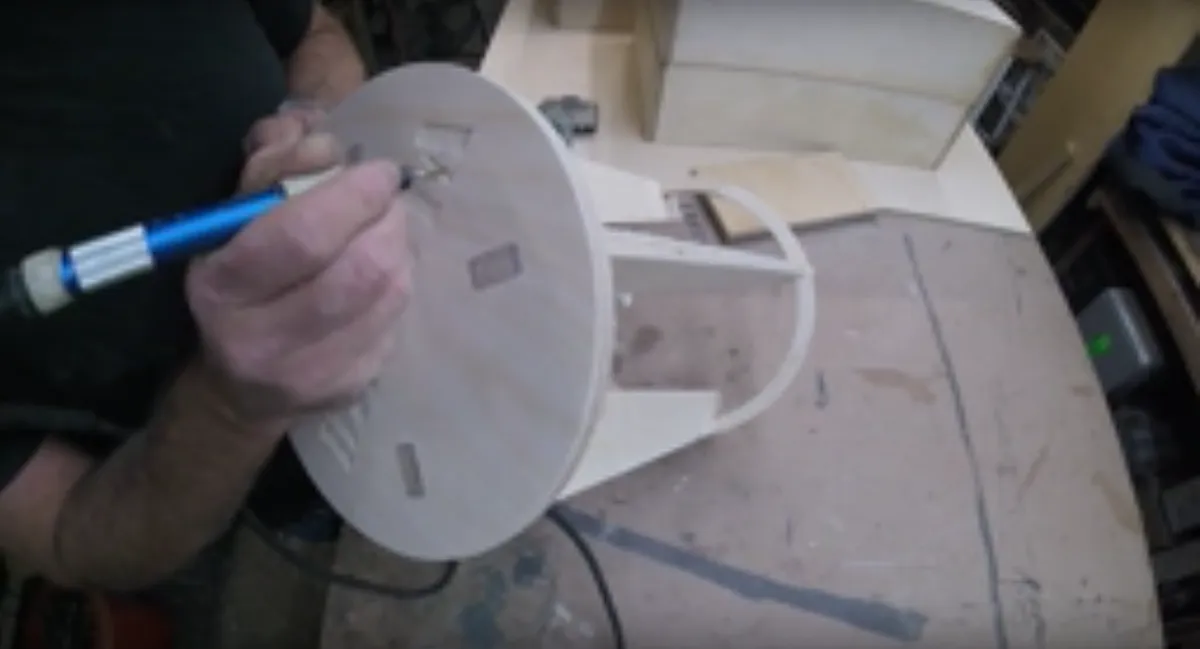 DIRESTA Wood Stool  — Fix the thin side of the 'A' in DIRESTA (image 3)