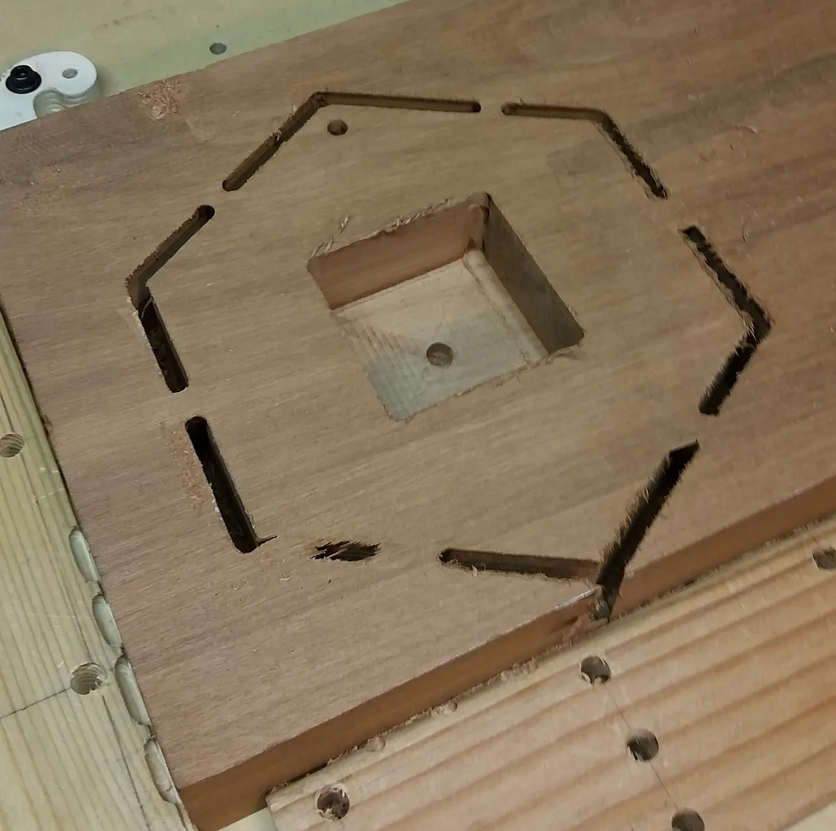 Voronoi Clock — Cut 4 : The rear pocket.
