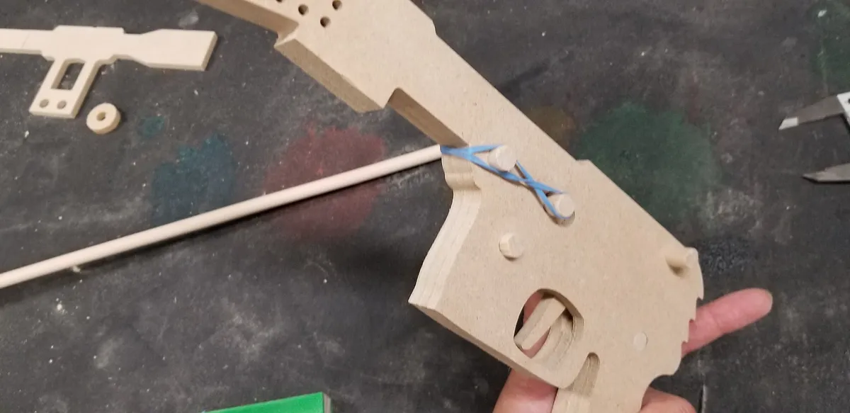 Han Rubber Band gun — Add a rubber band  (image 3)