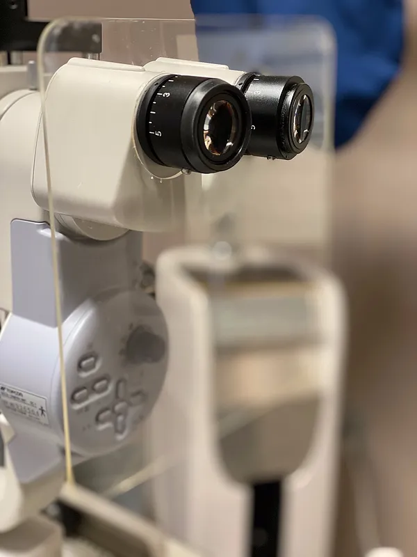 Slit lamp cough shield - image 1