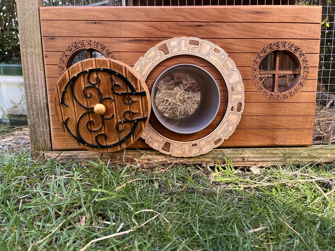 Hobbit door for guinea pigs - image 2